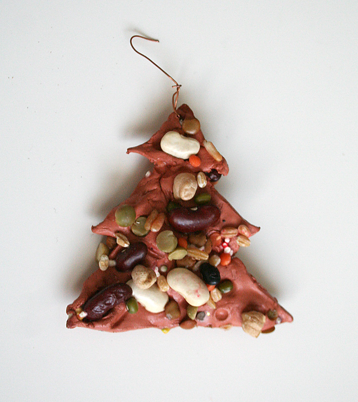 Decorazione per l'albero di Natale da fare anche con i bambini piccolissimi Decorazione per l'albero di Natale da fare anche con i bambini piccolissimi