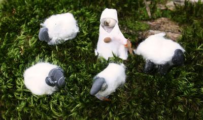 Lavoretto di Natale: personaggi e pecorelle per il Presepe Lavoretto di Natale: personaggi e pecorelle per il Presepe